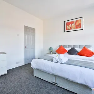 Spacious 3 Bedroom Close To Centre Holiday home Cardiff